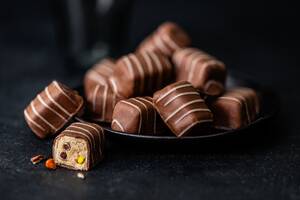zdobene kousky mlecne a bile cokolady s jemnou naplni s kousky brownie, susenkovou drobenkou a kousky cokolady v cukrove kruste 119,90 kc.jpg